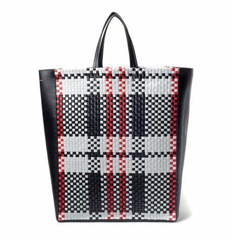 Η τσάντα της Balenciaga από τη λαϊκή προκαλεί σάλο στην Ταϊλάνδη [εικόνες] | iefimerida.gr 3