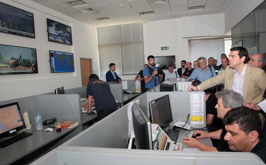 Ο Τσίπρας στο κέντρο επιχειρήσεων της Πυροσβεστικής [εικόνες] | iefimerida.gr 1