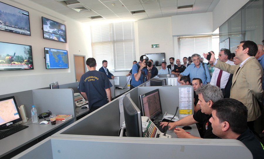 Ο Τσίπρας στο κέντρο επιχειρήσεων της Πυροσβεστικής [εικόνες] | iefimerida.gr 0