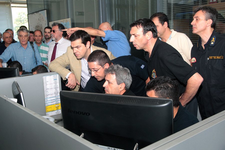 Ο Τσίπρας στο κέντρο επιχειρήσεων της Πυροσβεστικής [εικόνες] | iefimerida.gr 2