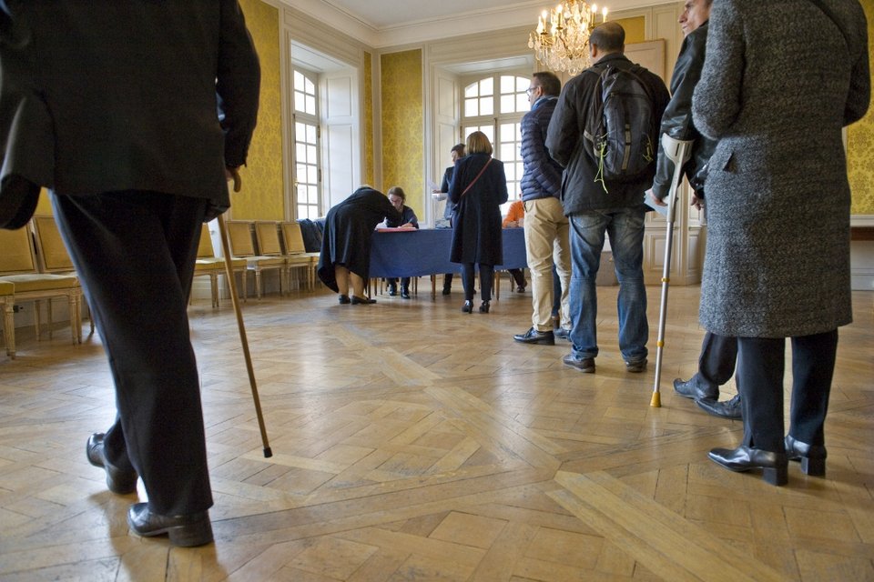 Γιατί καταρρέει το σοσιαλιστικό κόμμα στη Γαλλία -Εκλαψαν στις χθεσινές εκλογές οι ψηφοφόροι του [εικόνες] | iefimerida.gr 4