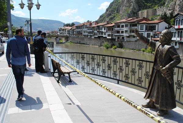 Οθωμανός πρίγκηπας τραβάει... selfies – Το άγαλμα που στήθηκε για να προσελκύσει τουρίστες [εικόνες] | iefimerida.gr 1