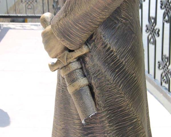 Οθωμανός πρίγκηπας τραβάει... selfies – Το άγαλμα που στήθηκε για να προσελκύσει τουρίστες [εικόνες] | iefimerida.gr 5