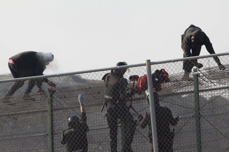 Εκατοντάδες πρόσφυγες έκαναν έφοδο σε ισπανικό θύλακο στη βόρεια Αφρική [βίντεο] | iefimerida.gr 0