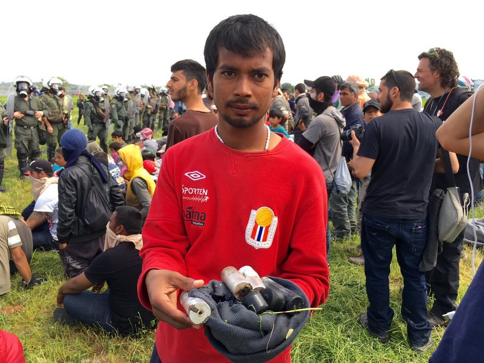 Νέα ένταση στην Ειδομένη -Πέταξαν πάλι χειροβομβίδες κρότου λάμψης οι Σκοπιανοί [εικόνες & βίντεο] | iefimerida.gr 6