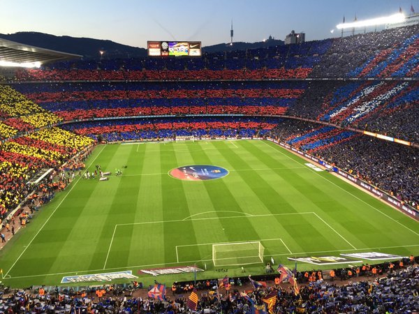 Απίστευτες στιγμές στο «Καμπ Νου» για τον Κρόιφ – Κορεό  με «ευχαριστώ» [εικόνες&βίντεο] | iefimerida.gr 1