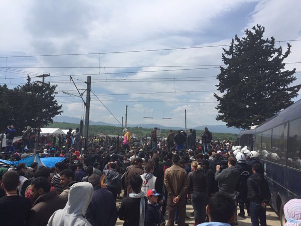 Νέα ένταση στην Ειδομένη -Οι πρόσφυγες άρχισαν ξανά τις διαδηλώσεις [εικόνα] | iefimerida.gr 0