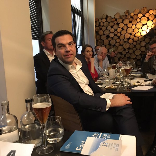 Δείπνο με τον «εχθρό»: Ο Τσίπρας ήπιε μπύρες με τον ισχυρό άνδρα της «Bild»  [εικόνες] | iefimerida.gr 4