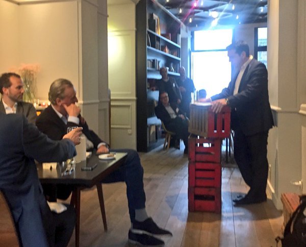 Δείπνο με τον «εχθρό»: Ο Τσίπρας ήπιε μπύρες με τον ισχυρό άνδρα της «Bild»  [εικόνες] | iefimerida.gr 3