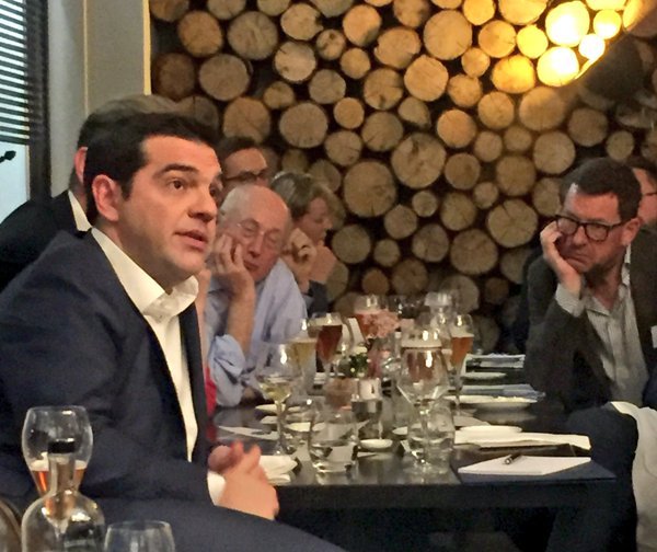 Δείπνο με τον «εχθρό»: Ο Τσίπρας ήπιε μπύρες με τον ισχυρό άνδρα της «Bild»  [εικόνες] | iefimerida.gr 2