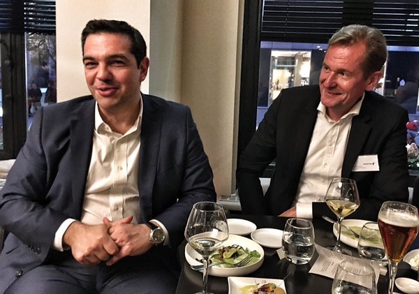 Δείπνο με τον «εχθρό»: Ο Τσίπρας ήπιε μπύρες με τον ισχυρό άνδρα της «Bild»  [εικόνες] | iefimerida.gr 1