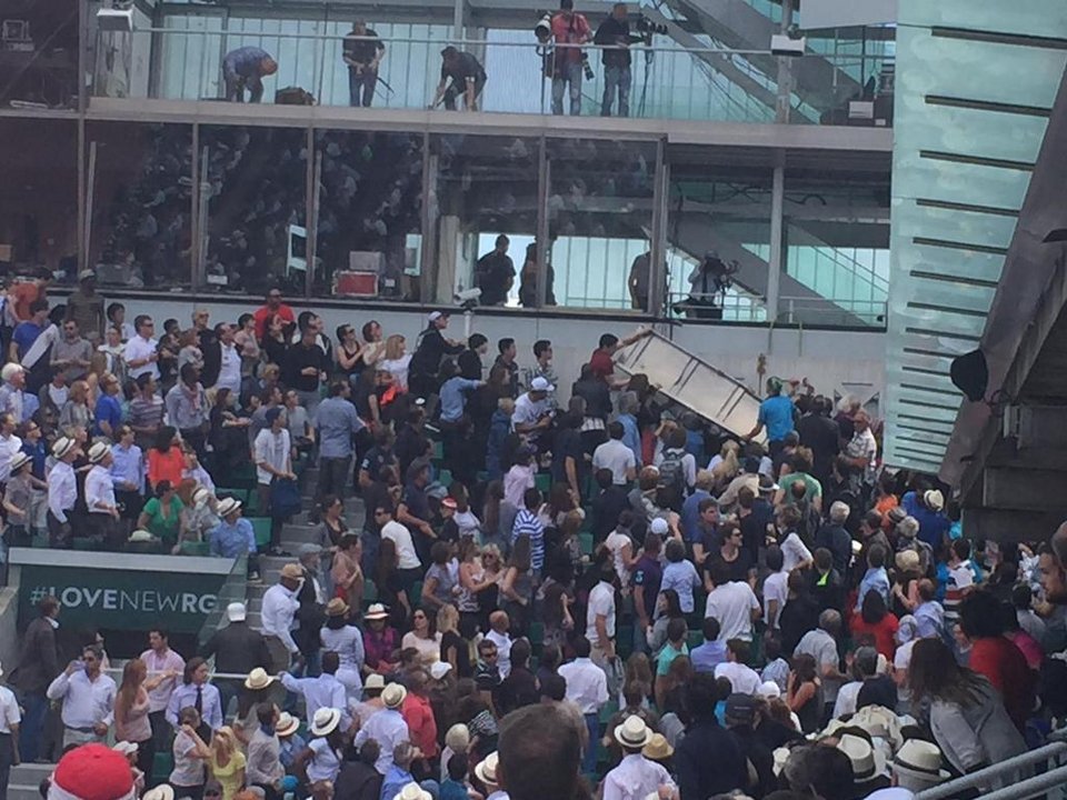 Ατύχημα στο Ρολάν Γκαρός: Μεταλλική πινακίδα έπεσε στα κεφάλια θεατών [εικόνες & βίντεο] | iefimerida.gr 0