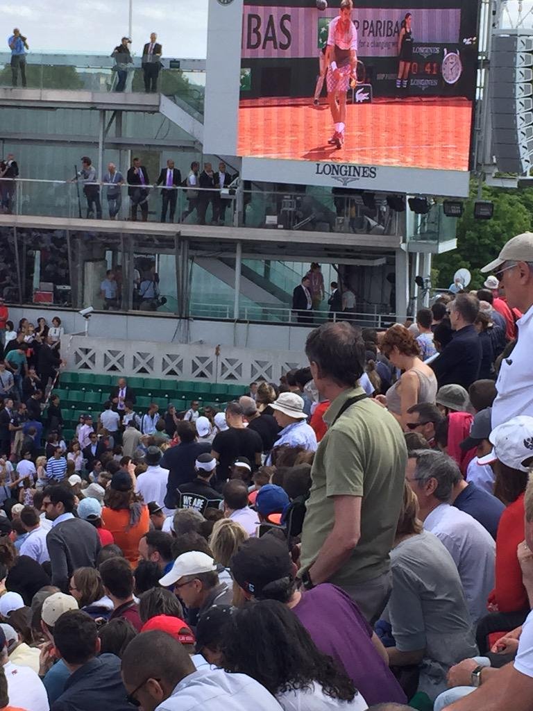 Ατύχημα στο Ρολάν Γκαρός: Μεταλλική πινακίδα έπεσε στα κεφάλια θεατών [εικόνες & βίντεο] | iefimerida.gr 1