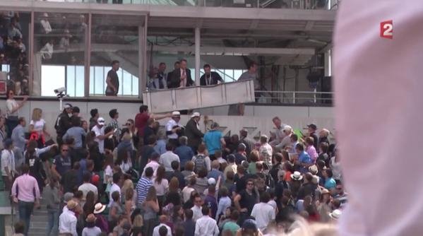 Ατύχημα στο Ρολάν Γκαρός: Μεταλλική πινακίδα έπεσε στα κεφάλια θεατών [εικόνες & βίντεο] | iefimerida.gr 2