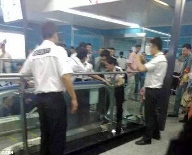 Κίνα: Αγοράκι δύο ετών σκοτώθηκε σε κυλιόμενες σκάλες -Πώς συνέβη το τραγικό δυστύχημα [εικόνες] | iefimerida.gr 1