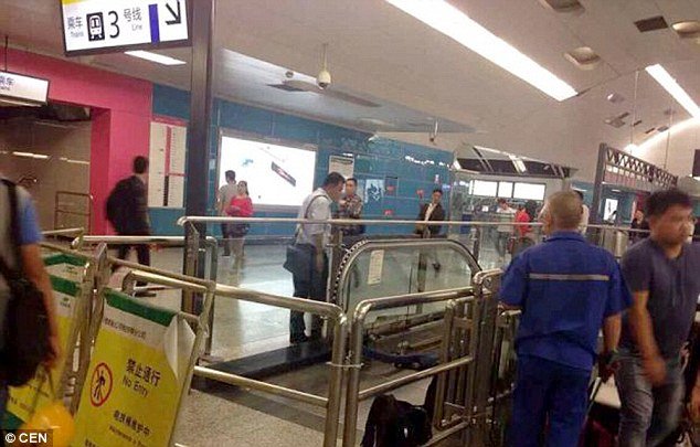 Κίνα: Αγοράκι δύο ετών σκοτώθηκε σε κυλιόμενες σκάλες -Πώς συνέβη το τραγικό δυστύχημα [εικόνες] | iefimerida.gr 2