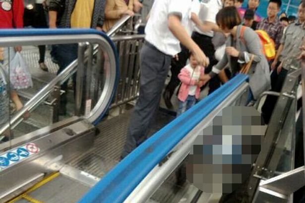 Κίνα: Αγοράκι δύο ετών σκοτώθηκε σε κυλιόμενες σκάλες -Πώς συνέβη το τραγικό δυστύχημα [εικόνες] | iefimerida.gr 0