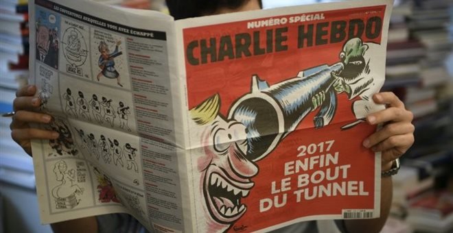 Τo σοκαριστικό πρωτοσέλιδο του Charlie Hebdo, δύο χρόνια μετά τη σφαγή στο Παρίσι | iefimerida.gr 0