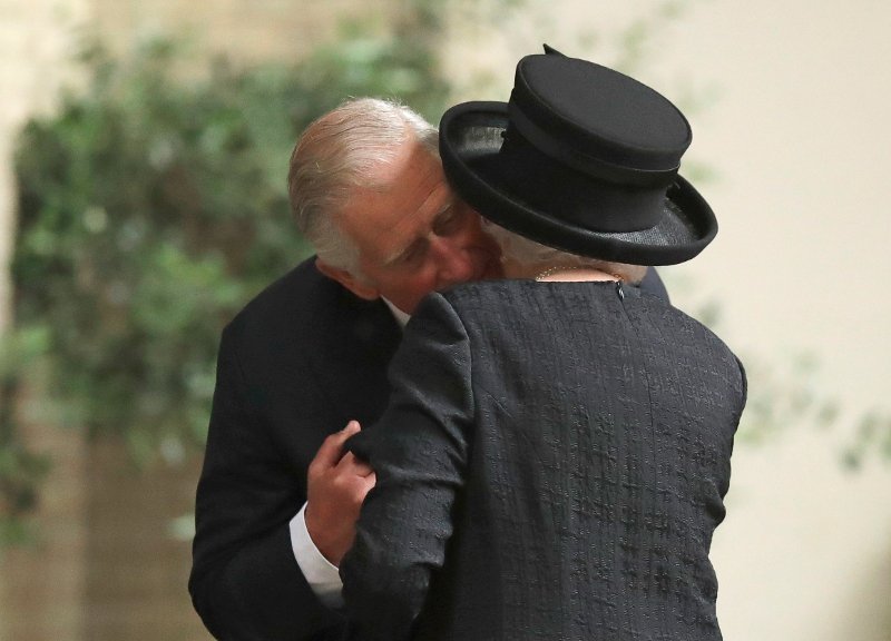 Σπάνιo: Ο πρίγκιπας Κάρολος φιλάει στο μάγουλο τη βασίλισσα Ελισάβετ [εικόνες] | iefimerida.gr 3