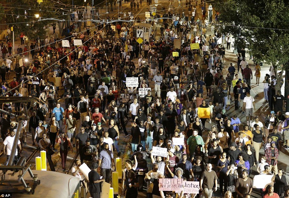 Χάος στη Β. Καρολίνα μετά τη δολοφονία Αφροαμερικανού -Στρατός στους δρόμους | iefimerida.gr 1