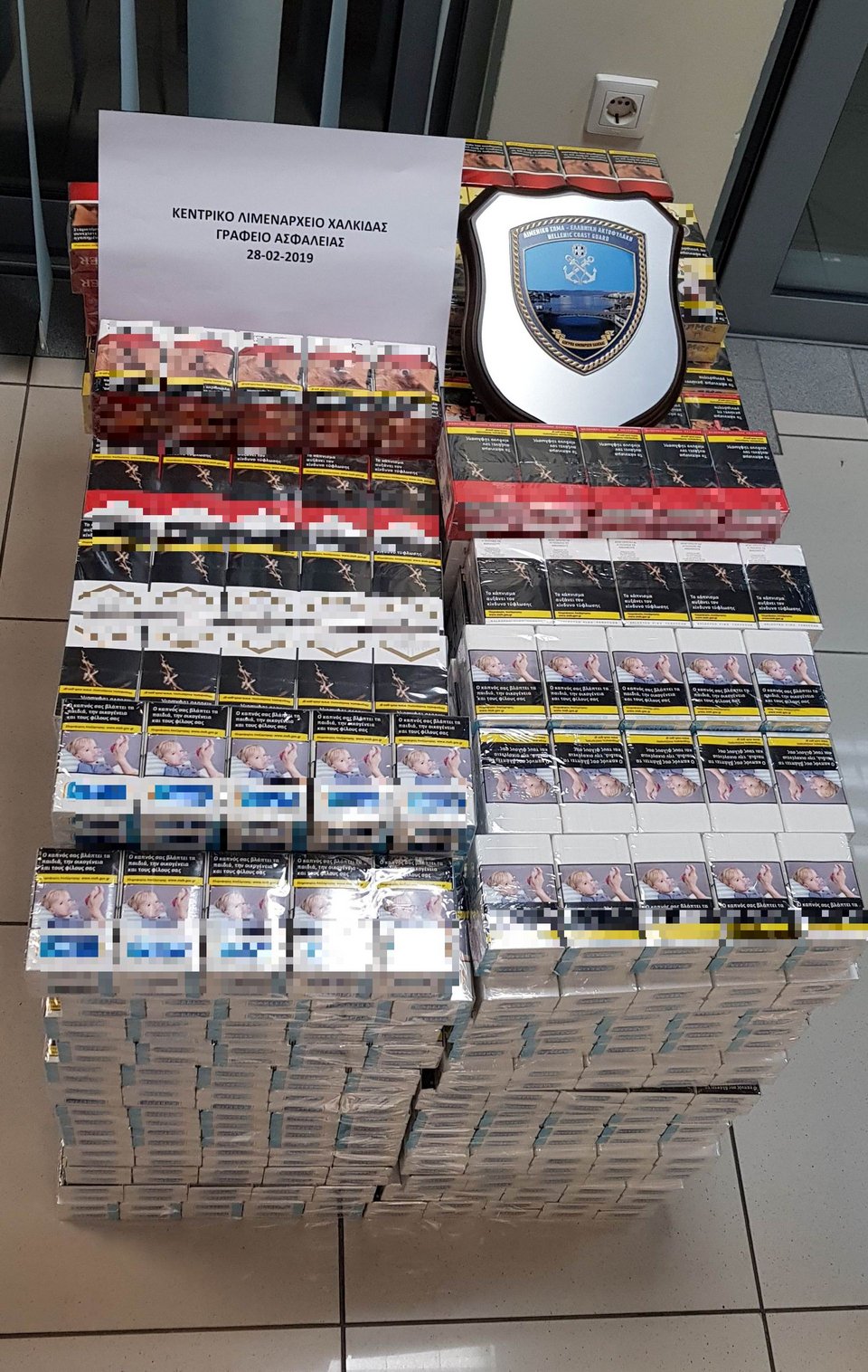 Χαλκίδα: Συνελήφθη με 2.470 πακέτα τσιγάρα στο πορτ παγκάζ [εικόνες] | iefimerida.gr 2