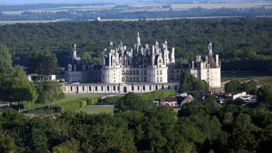 Σε πύργο γιορτάζει τα 40ά γενέθλιά του ο Εμανουέλ Μακρόν – Παρέα με τη σύζυγό του [εικόνες] | iefimerida.gr 3