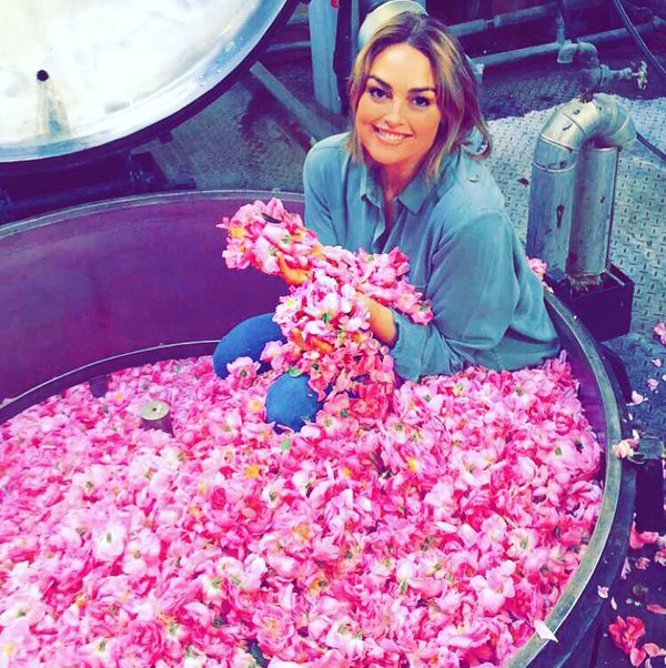 Εκεί που γίνεται το άρωμα Chanel No5 -Στα χωράφια με τα ροδοπέταλα [εικόνες] | iefimerida.gr 11