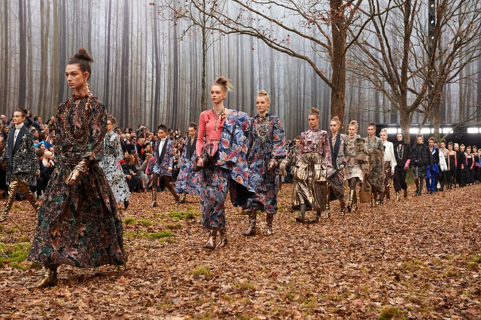 Αυτός είναι ο λόγος που οι γυναίκες θέλουν να έρθει ο επόμενος χειμώνας -Τον βρήκαμε στο δάσος της Chanel [εικόνες] | iefimerida.gr 0