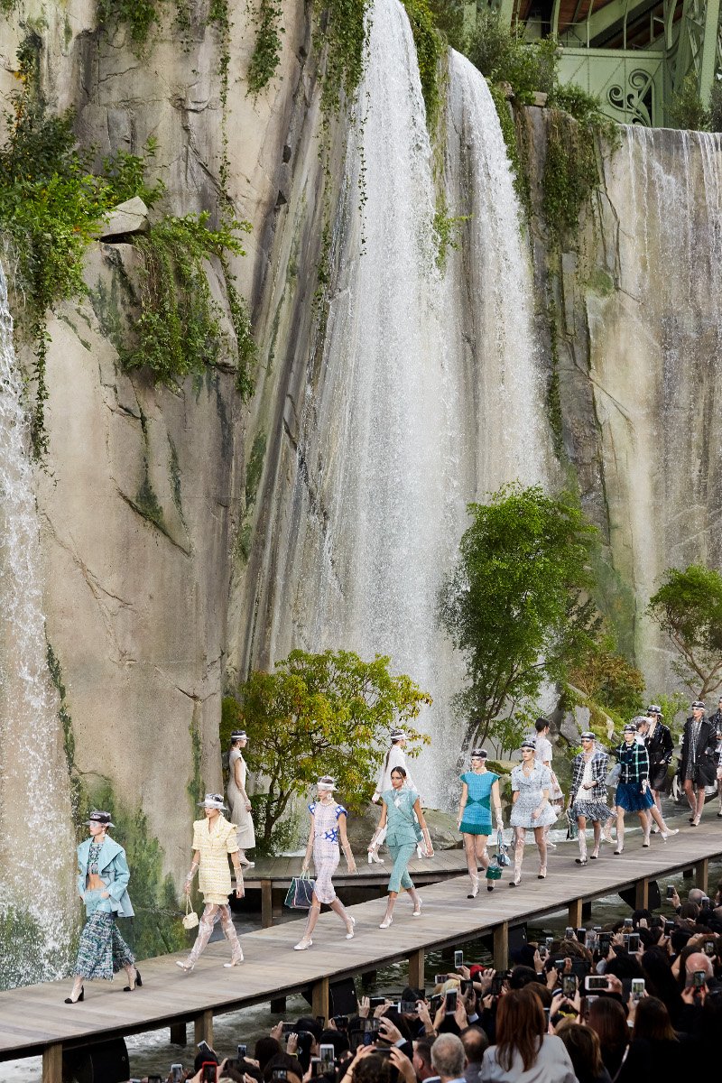 H Chanel έστησε καταρράκτες καταμεσής του Παρισιού και κάνει το αδιάβροχο ξανά μόδα [εικόνες] | iefimerida.gr 1