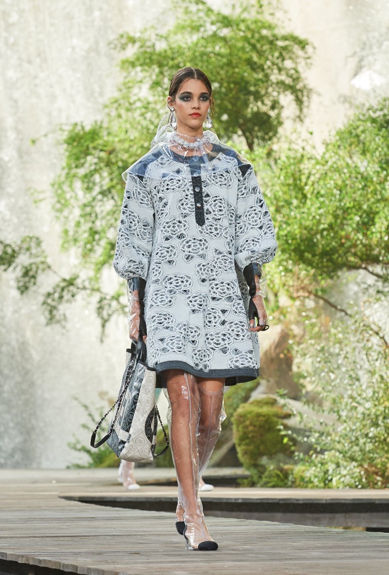 H Chanel έστησε καταρράκτες καταμεσής του Παρισιού και κάνει το αδιάβροχο ξανά μόδα [εικόνες] | iefimerida.gr 22