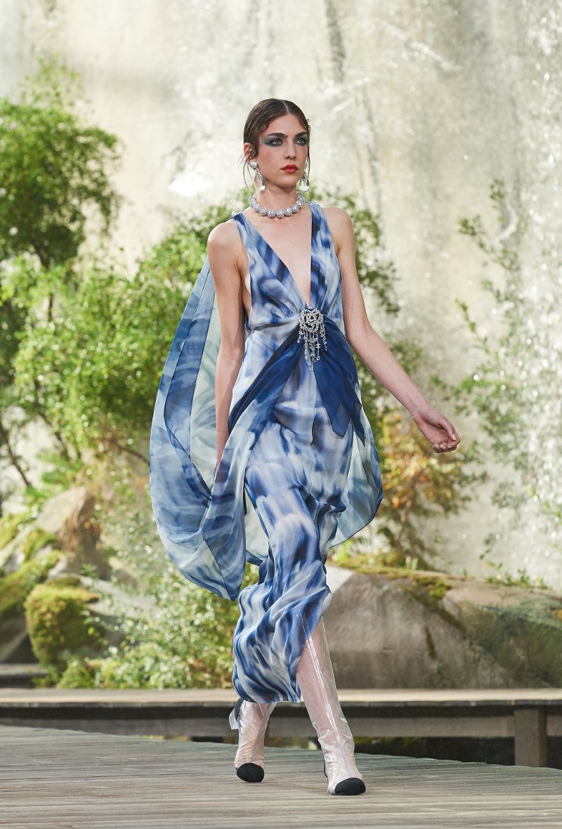 H Chanel έστησε καταρράκτες καταμεσής του Παρισιού και κάνει το αδιάβροχο ξανά μόδα [εικόνες] | iefimerida.gr 36