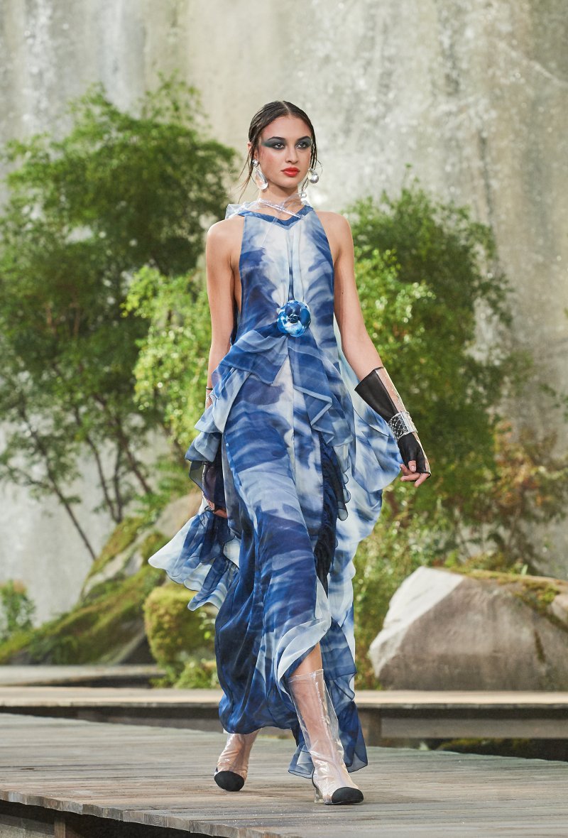 H Chanel έστησε καταρράκτες καταμεσής του Παρισιού και κάνει το αδιάβροχο ξανά μόδα [εικόνες] | iefimerida.gr 37