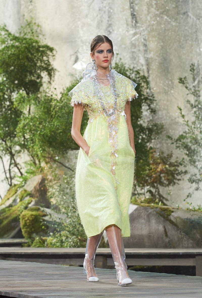 H Chanel έστησε καταρράκτες καταμεσής του Παρισιού και κάνει το αδιάβροχο ξανά μόδα [εικόνες] | iefimerida.gr 41