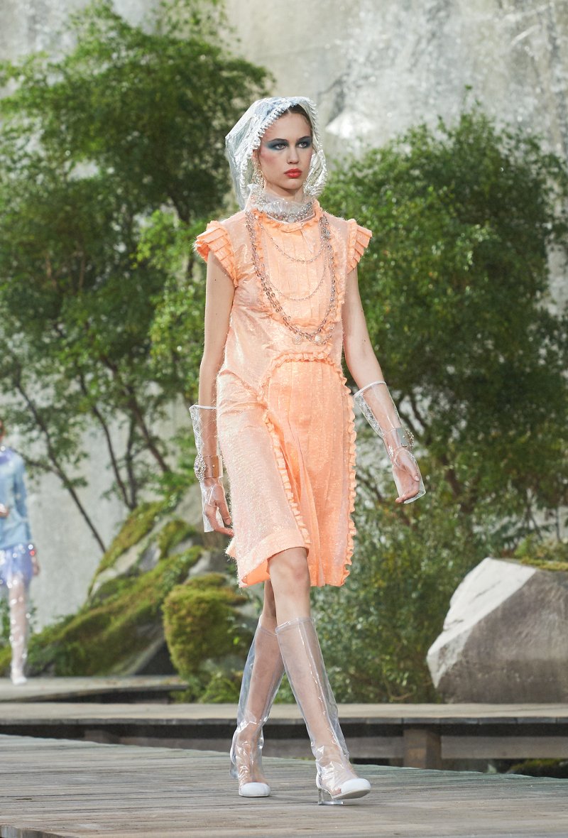 H Chanel έστησε καταρράκτες καταμεσής του Παρισιού και κάνει το αδιάβροχο ξανά μόδα [εικόνες] | iefimerida.gr 42