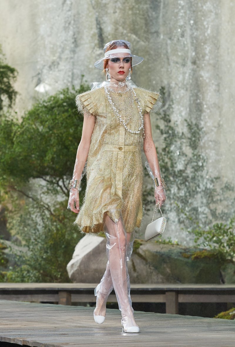 H Chanel έστησε καταρράκτες καταμεσής του Παρισιού και κάνει το αδιάβροχο ξανά μόδα [εικόνες] | iefimerida.gr 43