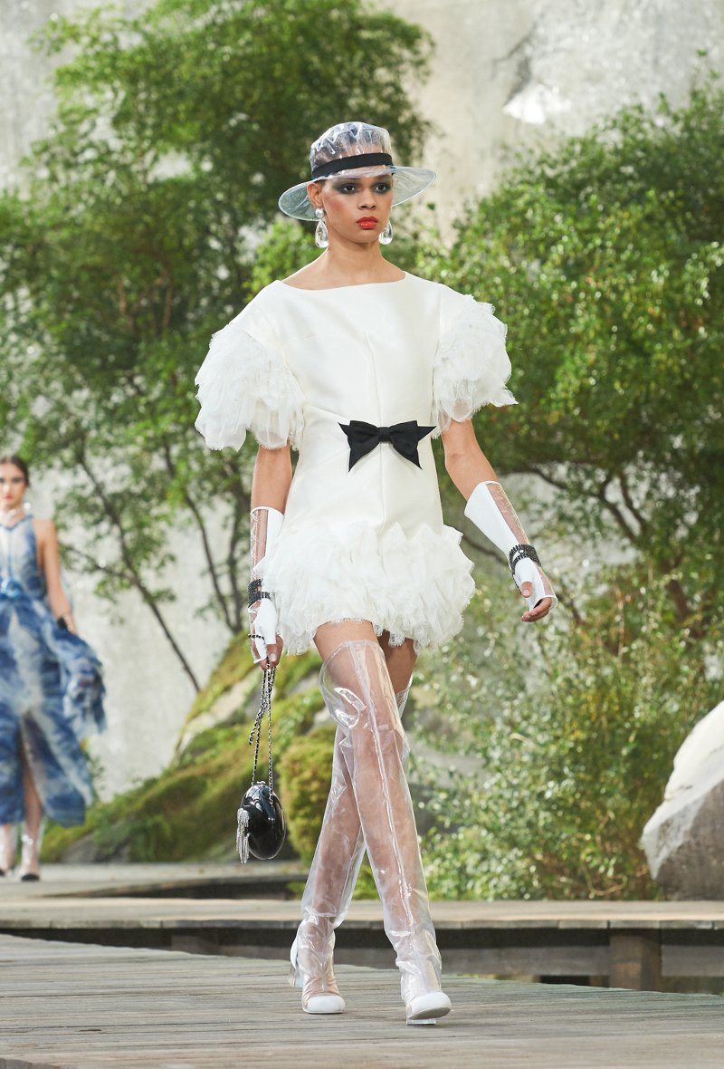 H Chanel έστησε καταρράκτες καταμεσής του Παρισιού και κάνει το αδιάβροχο ξανά μόδα [εικόνες] | iefimerida.gr 46