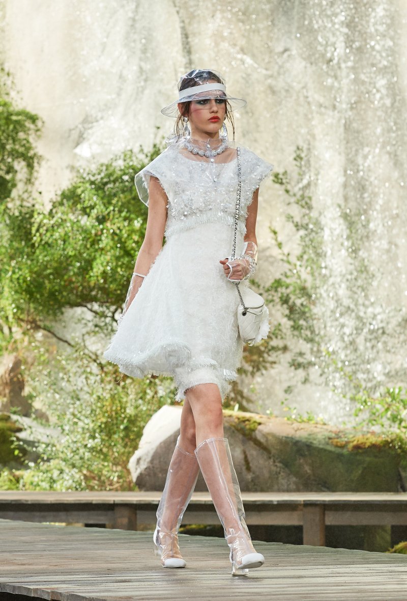 H Chanel έστησε καταρράκτες καταμεσής του Παρισιού και κάνει το αδιάβροχο ξανά μόδα [εικόνες] | iefimerida.gr 11