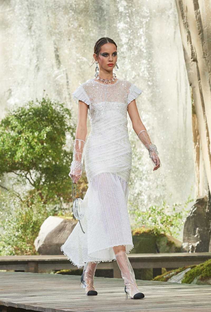 H Chanel έστησε καταρράκτες καταμεσής του Παρισιού και κάνει το αδιάβροχο ξανά μόδα [εικόνες] | iefimerida.gr 49