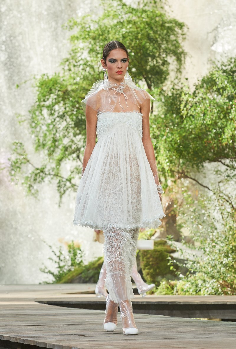 H Chanel έστησε καταρράκτες καταμεσής του Παρισιού και κάνει το αδιάβροχο ξανά μόδα [εικόνες] | iefimerida.gr 53