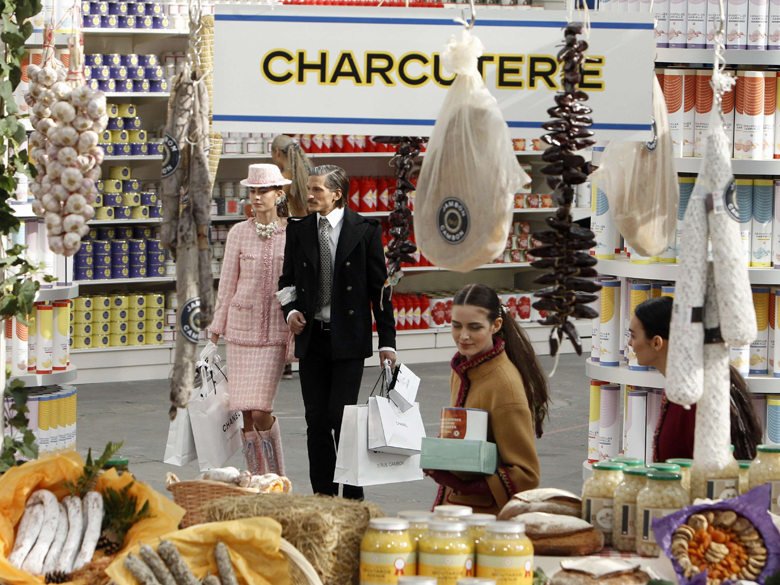 Η Chanel έφερε τα ρούχα της στο σούπερ μάρκετ [εικόνες] | iefimerida.gr 3
