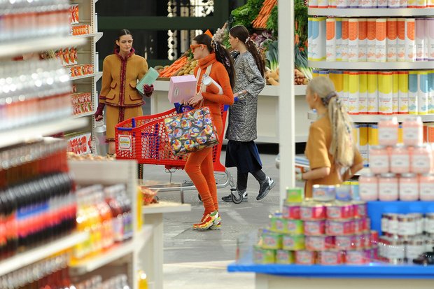 Η Chanel έφερε τα ρούχα της στο σούπερ μάρκετ [εικόνες] | iefimerida.gr 14