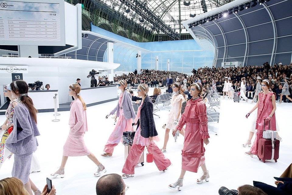 Η Chanel έκανε κάτι ασύλληπτο: Μετέτρεψε ανάκτορο σε αεροδρόμιο για την επίδειξη μόδας [εικόνες] | iefimerida.gr 2