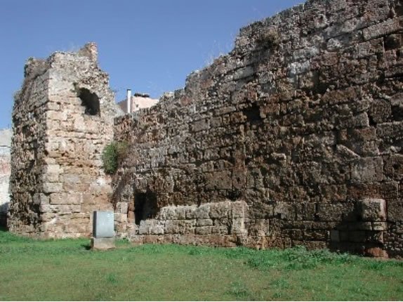 Χανιά: Κατεδαφίζουν 7 επικίνδυνα κτίσματα για την ανάδειξη του Βυζαντινού τείχους | iefimerida.gr 1