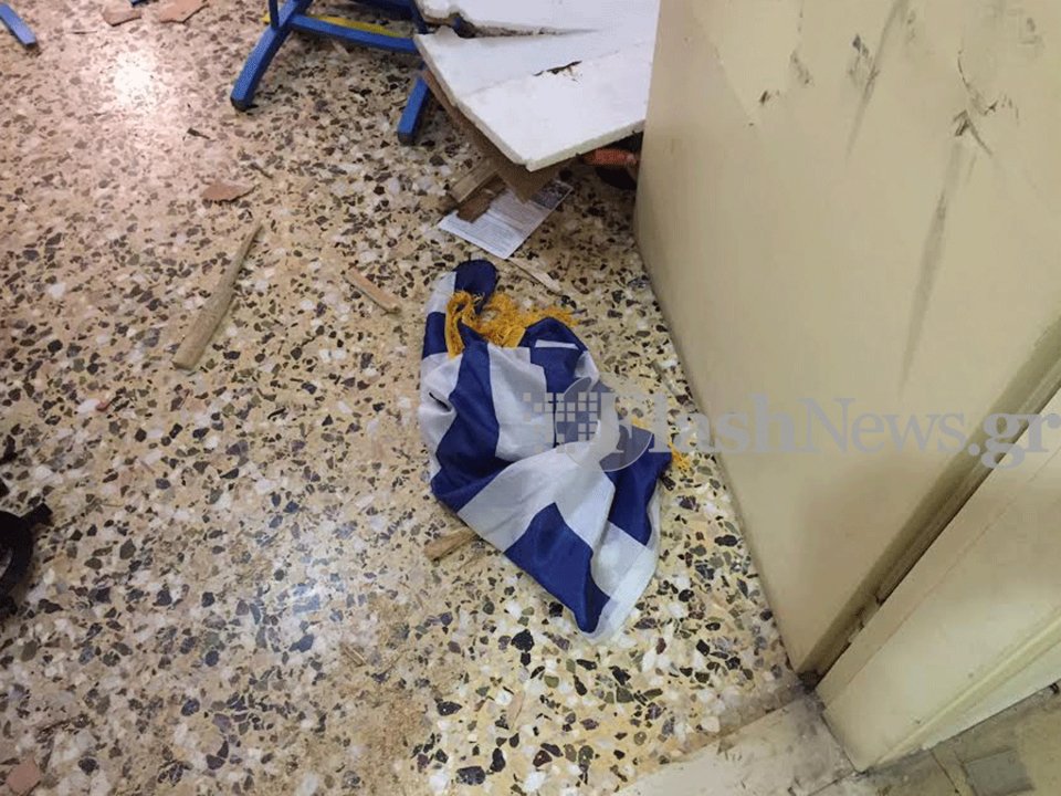 Έσπασαν τα γραφεία της Χρυσής Αυγής  στα Χανιά [εικόνες&βίντεο] | iefimerida.gr 4