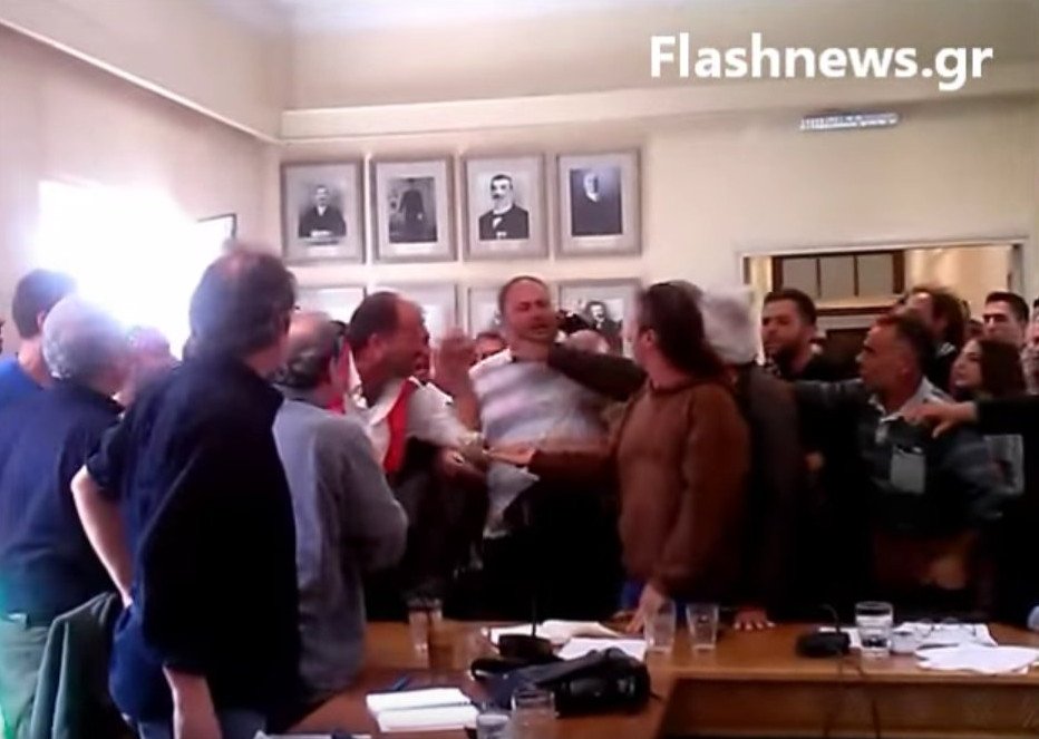 Χανιά: Επαιξαν... ξύλο στο δημοτικό συμβούλιο [εικόνες&βίντεο] | iefimerida.gr 0