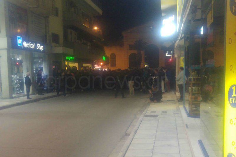 Επεισόδια στα Χανιά μετά το καρναβάλι: Χρήση κρότου-λάμψης έκανε η ΕΛ.ΑΣ. [εικόνες] | iefimerida.gr 1