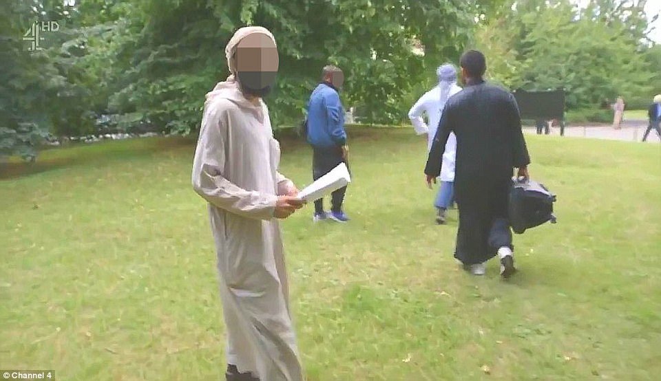 Ο «τρομοκράτης με τη φανέλα της Αρσεναλ» είχε εμφανιστεί και σε ντοκιμαντέρ για τους Βρετανούς τζιχαντιστές [βίντεο] | iefimerida.gr 0