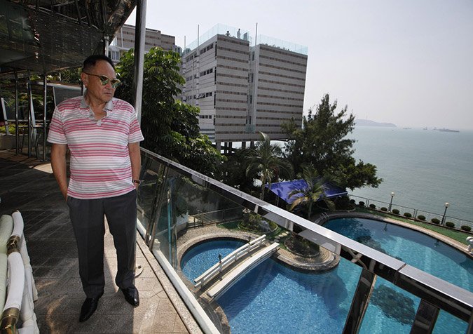 Απελπισμένος δισεκατομμυριούχος πατέρας πληρώνει 130 εκατ. για όποιον κάνει straight την κόρη του [εικόνες] | iefimerida.gr 1