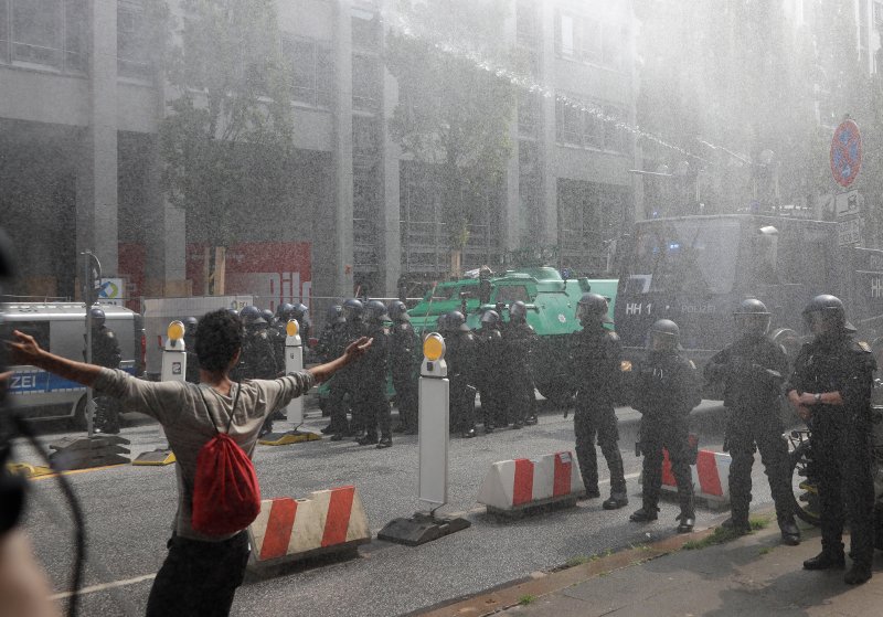 Ο Τραμπ έθεσε στον Πούτιν θέμα ρωσικής ανάμειξης στις εκλογές των ΗΠΑ -Το αρνήθηκε ο Ρώσος πρόεδρος [εικόνες & βίντεο] | iefimerida.gr 6