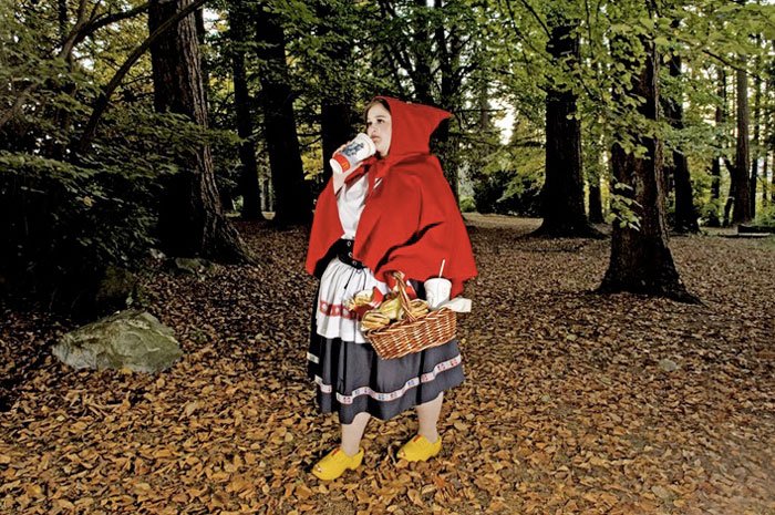 Οταν η Κοκκινοσκουφίτσα γίνεται παχύσαρκη -Το διεισδυτικό βλέμμα μιας ισραηλινής φωτογράφου φέρνει τα παραμύθια στη σωστή τους διάσταση [εικόνες] | iefimerida.gr 0